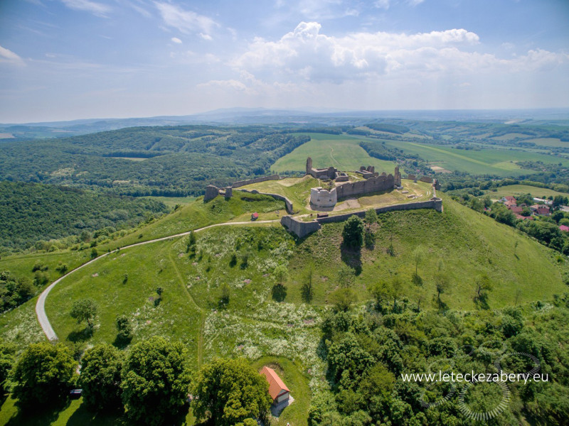 letecká fotografia hradu branč