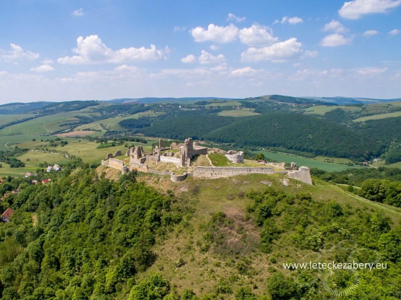 letecká fotografia hradu branč