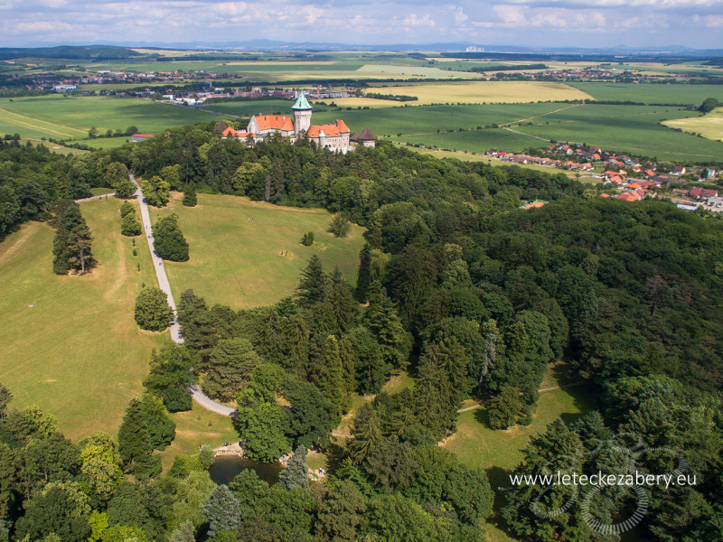 smolenický zámok s rybníkom letecká fotografia